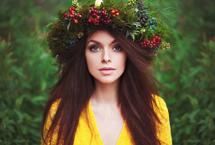 Девушки с цветочными венками Девушки с цветочными венками