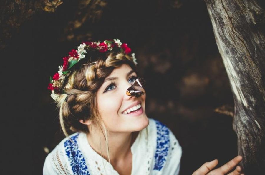 Девушки с цветочными венками Девушки с цветочными венками